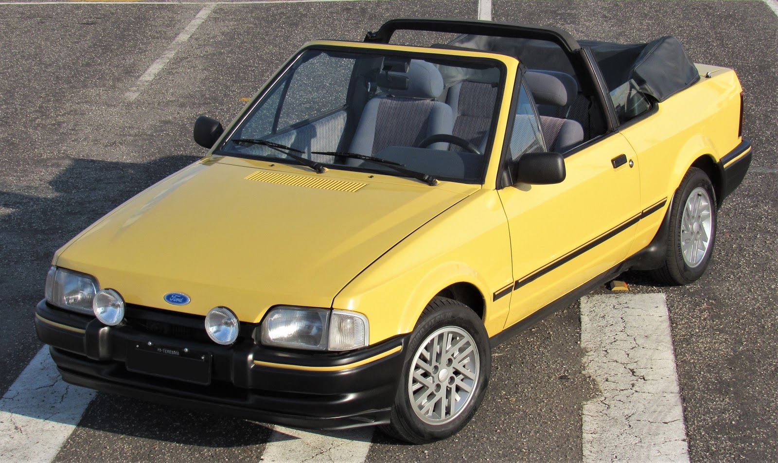 Escort XR3 conversível amarelo